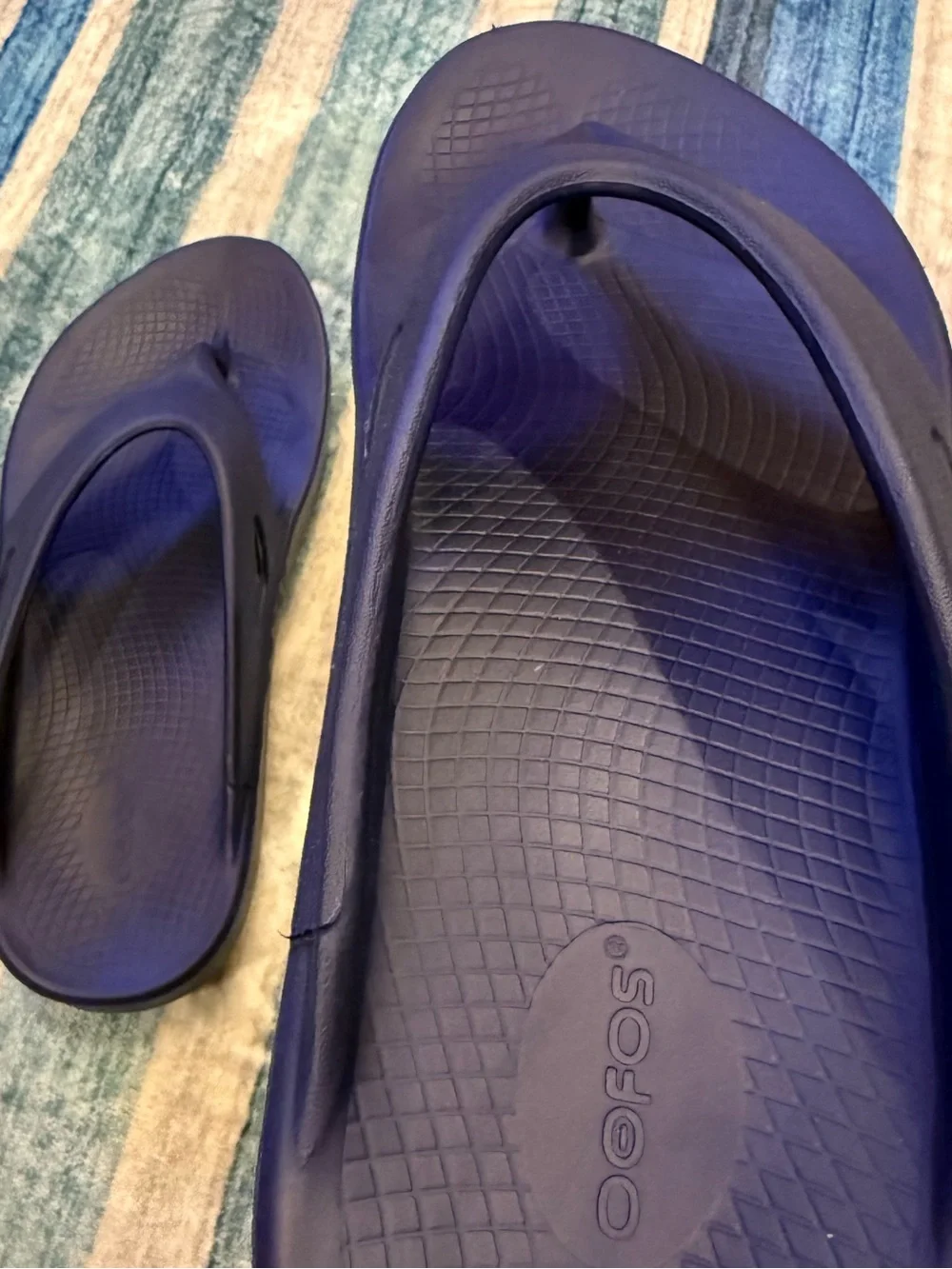 OOFOS Men's Dark Navy Blue Recovery Flip-Flops